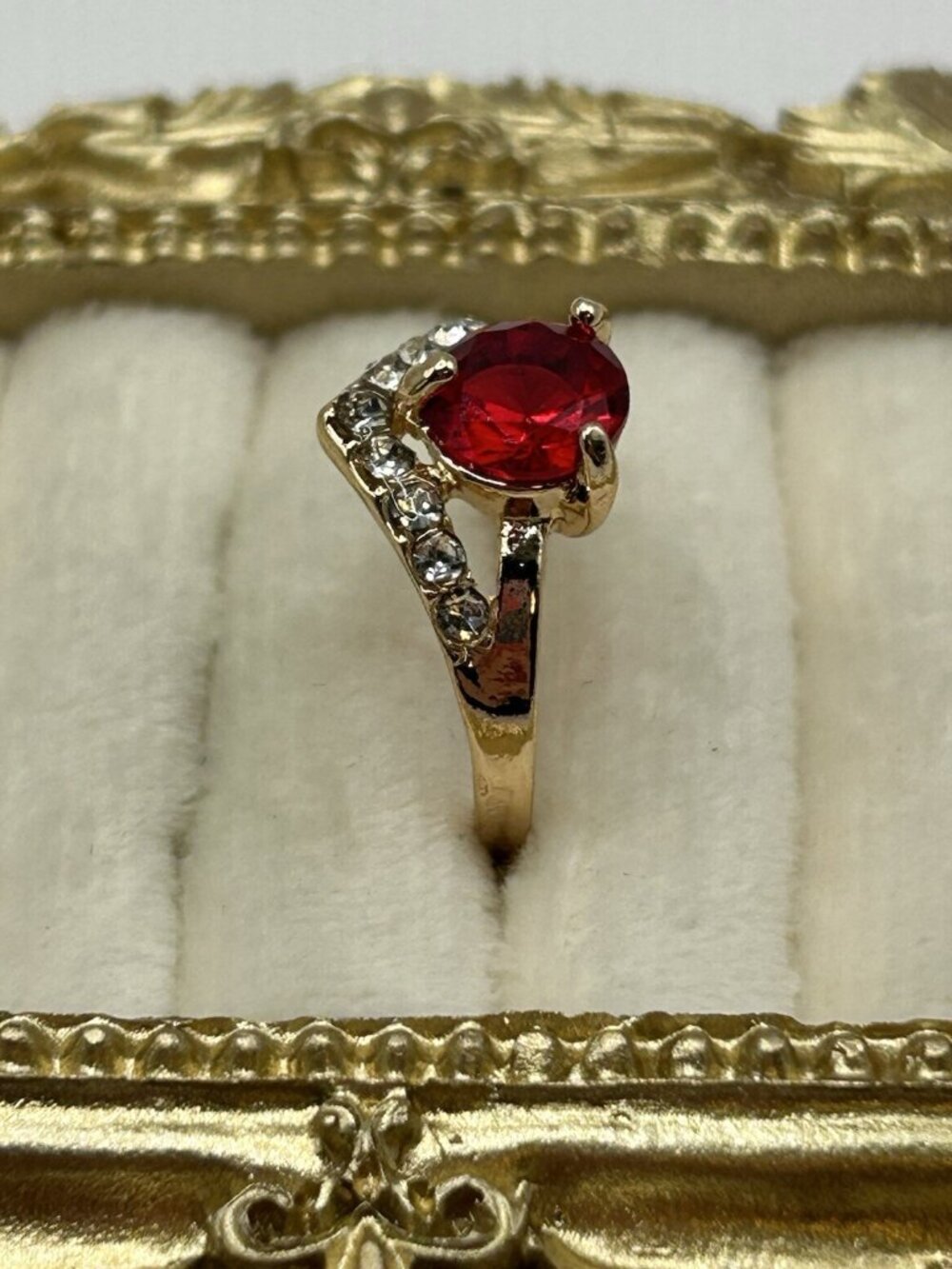 Gold Tone Red Stone Rhinestone Cocktail Ring Size 7.5 Chevron Retro Style Gift - Picture 3 of 12